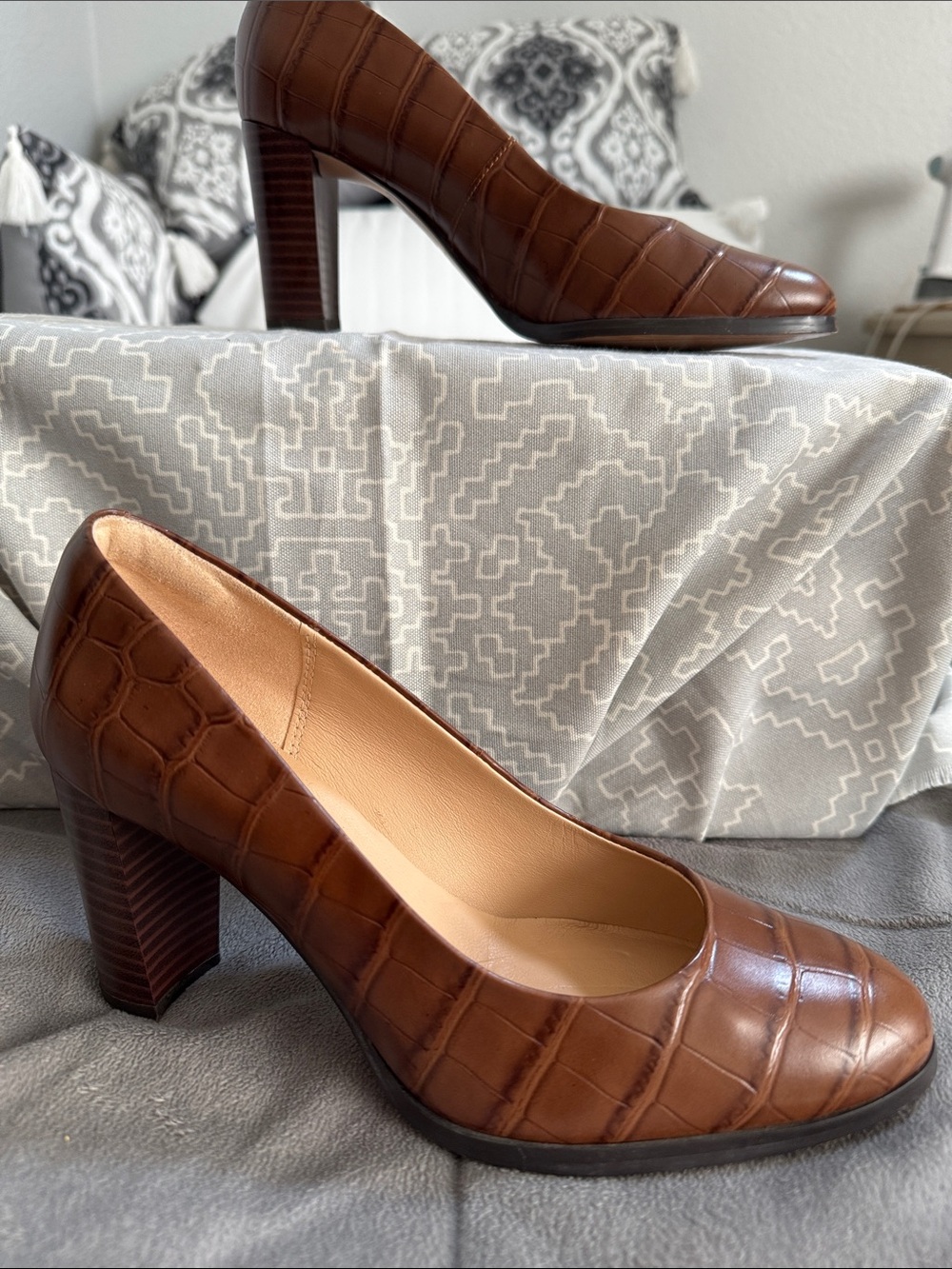 Clarks Brown leather upper Croc-Embossed Block Heel Pumps Sz 8M